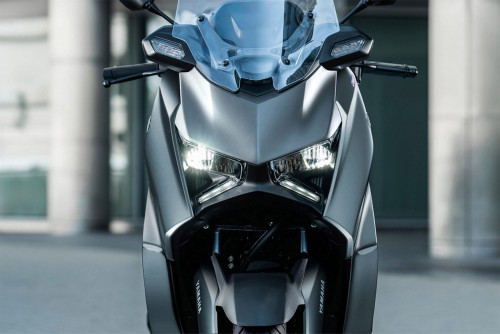 X-shaped headlight and taillight